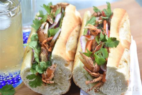  Bánh Mì Cua Đảo: Sự kết hợp độc đáo của vị ngọt thanh của cua và độ giòn rụm của bánh mì!