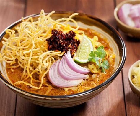  Khao Soi: Một món ăn lấp lánh như vàng với vị cay nồng ấm áp của gia vị Thái!