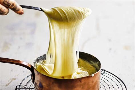  Aligot! A Creamy Symphony of Potatoes, Cheese, and Garlic from the Charming City of Clermont-Ferrand