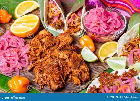  Cochinita Pibil:  Một Món Ăn Khác Biệt Kết Hợp Hương Vị Cay Nóng Của Ướp Thịt Với Sự Đậm Đà Của Thịt Heo Quay!!