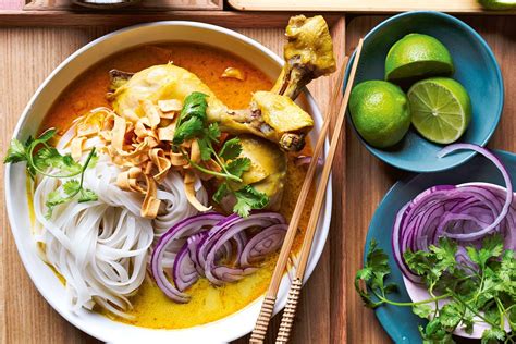  Khao Soi Gà: Một Món Ngon Lạ Mồm Kết Hợp Vừa Khéo Léo Sự Bùi Ngậy Của Hạnh Nhân, Vừa Thơm Nức Tinh Chất Gia Vị Thái Lan!