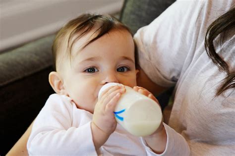 新生児 ミルク飲んでも欲しがる：育児の謎と喜び