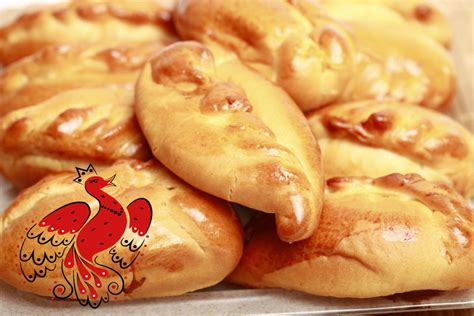  Pirozhki: Một món ăn nhỏ gọn nhưng lại chứa đầy hương vị của Nga và sự ấm áp từ lò nướng!