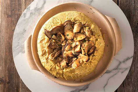  Polenta con Funghi: Một Món Ăn Nồng Hấp Thơm Béo Của Những Chiếc Nấm Rừng!