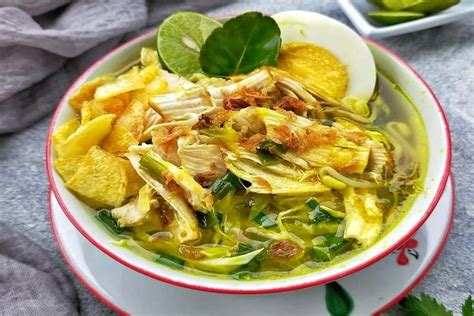  Soto Ayam: Một món ăn truyền thống của Makassar với vị ngọt ngào như mật ong và cay nồng như lửa