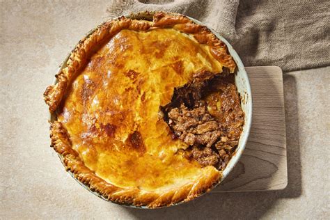  Steak and Ale Pie: Umami Richness Meets Crispy Pastry Perfection!